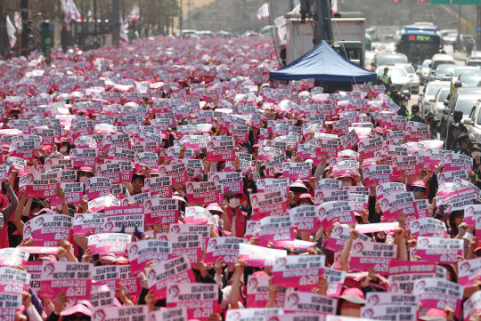 전국학교비정규직노동조합 조합원들이 31일 서울 중구 세종대로 일대에서 신학기 총파업 대회를 열고 임금 체계 개편 등을 촉구하며 구호를 외치고 있다.  연합뉴스